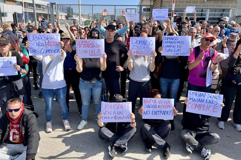 Staff from Quatre Camins prison protest at the prison gates