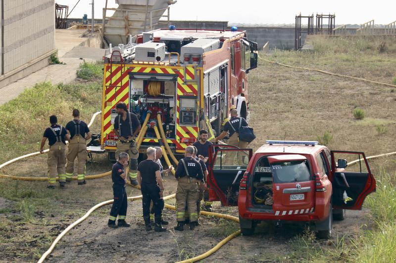 Firefighters during a fire in the Barnastock company in Polinyà, near Barcelona