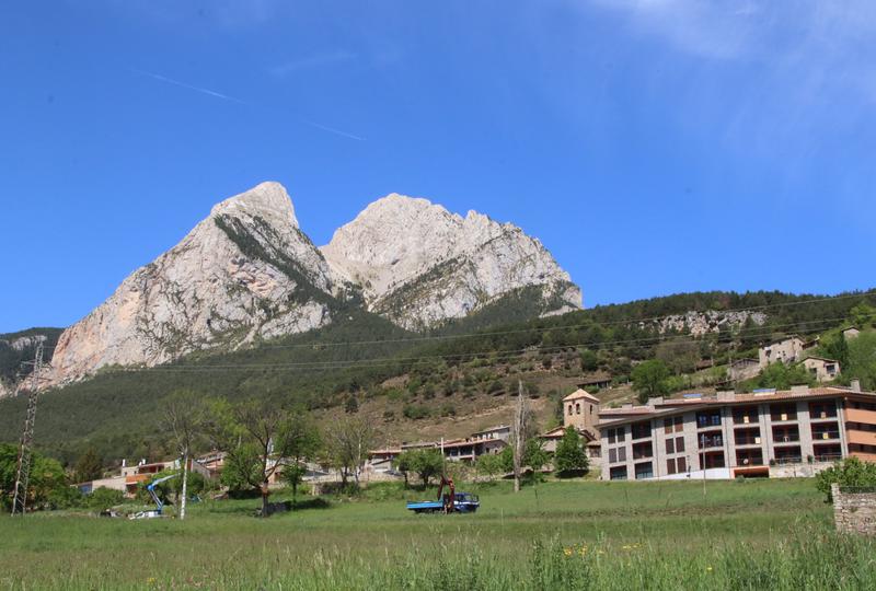 Expulsats del Pirineu i la costa: segones residències i habitatges turístics encareixen i limiten l’oferta per als veïns