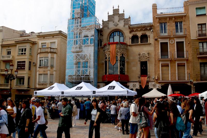El Mercadal s'omple per celebrar Sant Jordi a Reus a l'espera de la tarda quan es preveu la màxima afluència