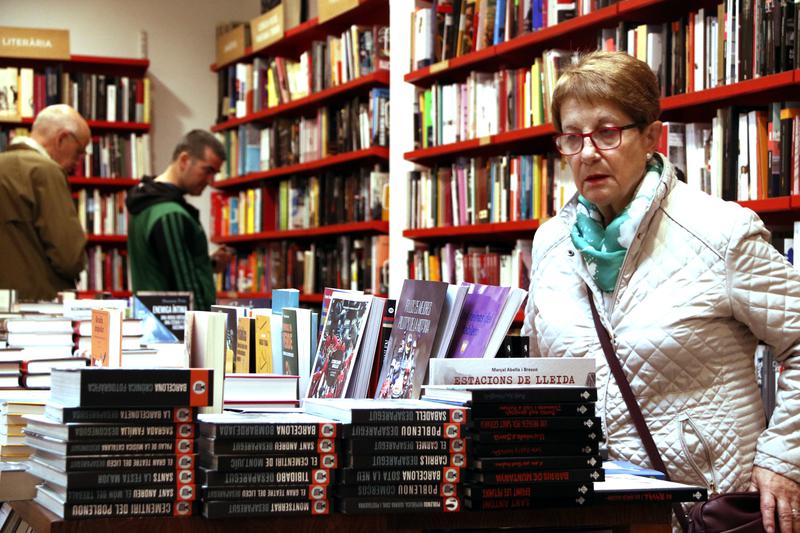 Customers in a bookshop in Barcelona on Sant Jordi 2023
