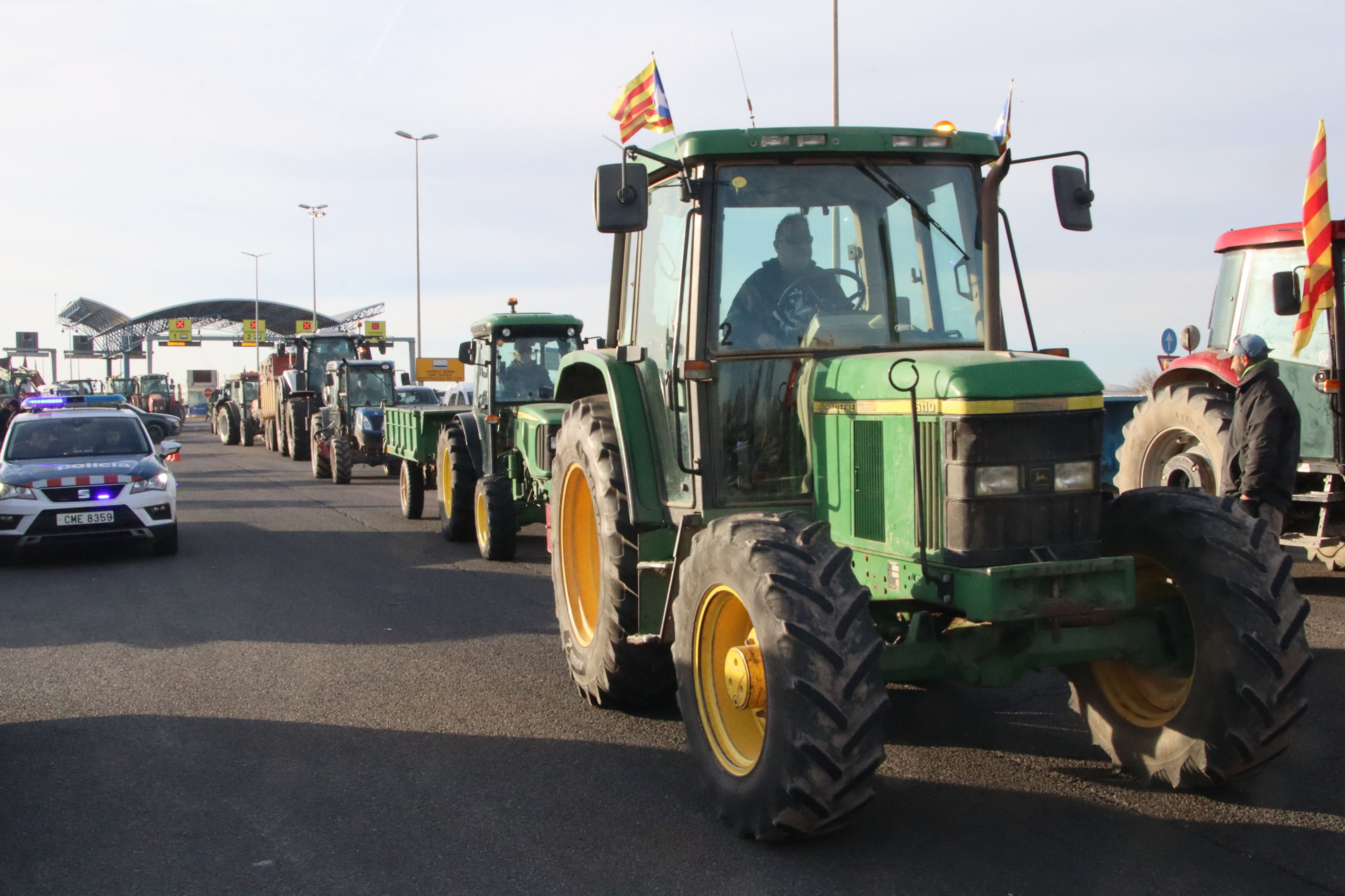 Farmers leaving the Port de Tarragona after four days of protest
