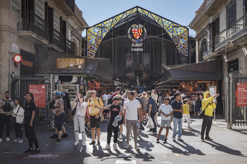 Dozens of tourists in front of the Mercat de la Boqueria or Mercat de Sant Josep on la Rambla boulevard