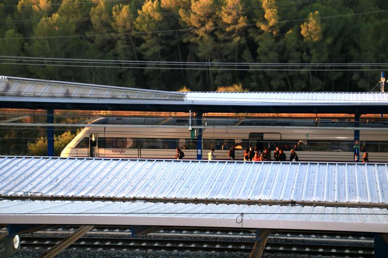Passengers boarding a high-speed train about to depart from Camp de Tarragona station