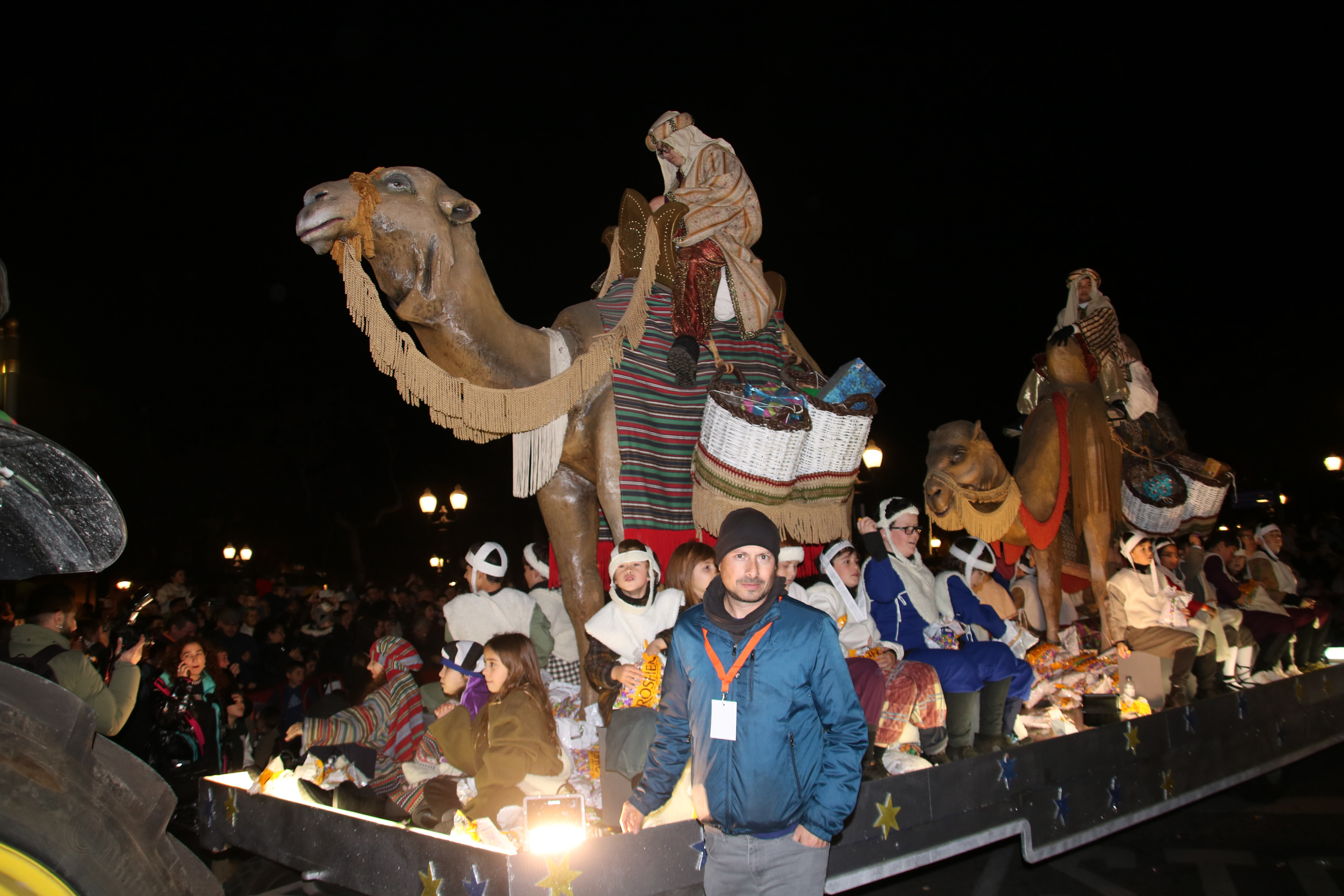 Children throwing sweets from one of the floats of the Tarragona cavalcade