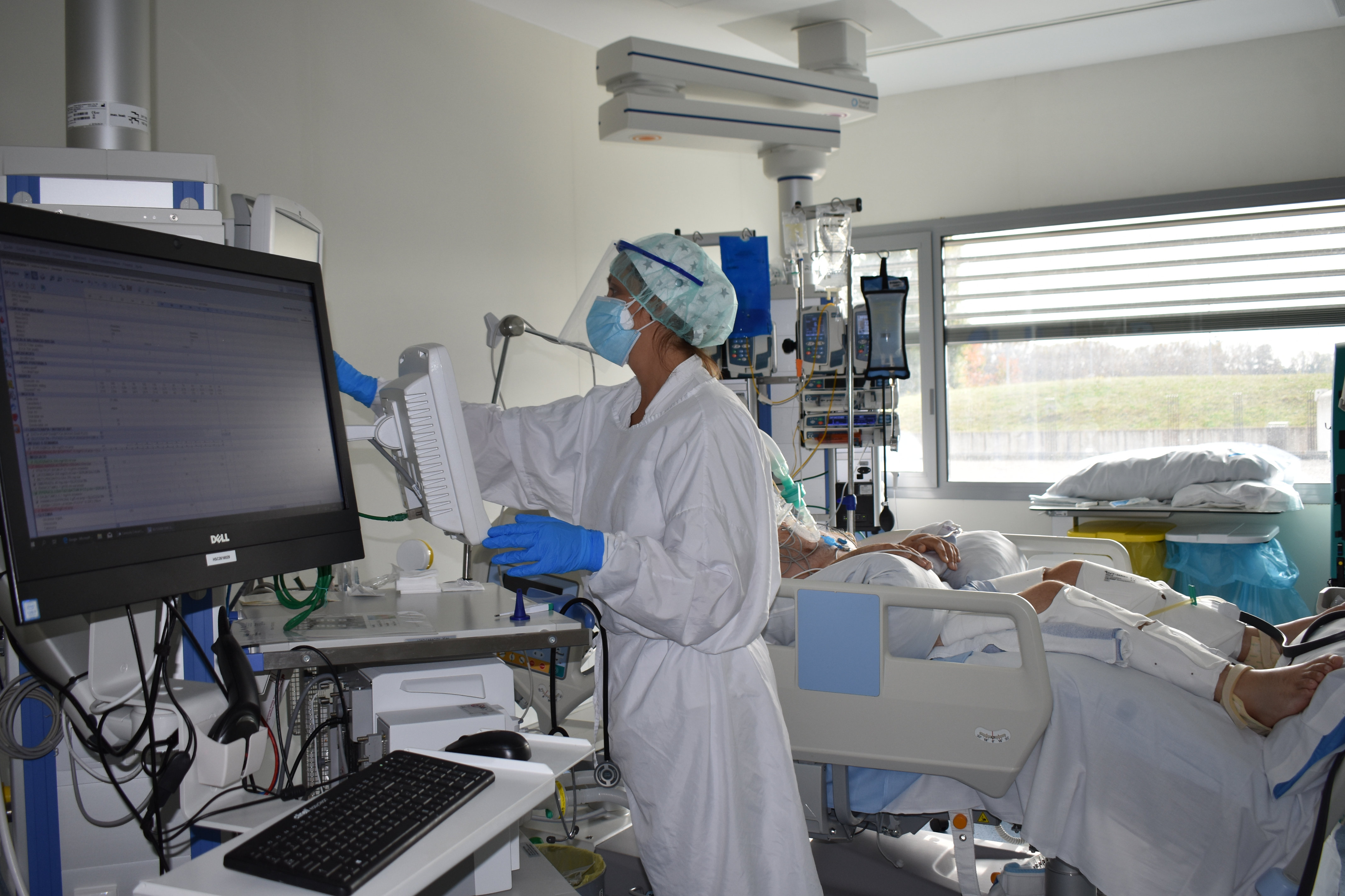 A health professional wears a face mask in a Girona hospital