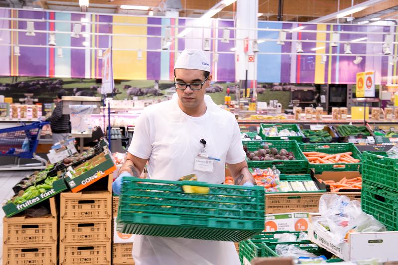 A man works in a supermarket in Tarragona