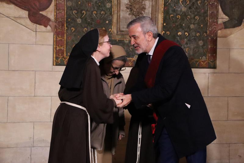 Barcelona mayor Jaume Collboni shakes hands with one of the nuns of the Pedralbes monastery