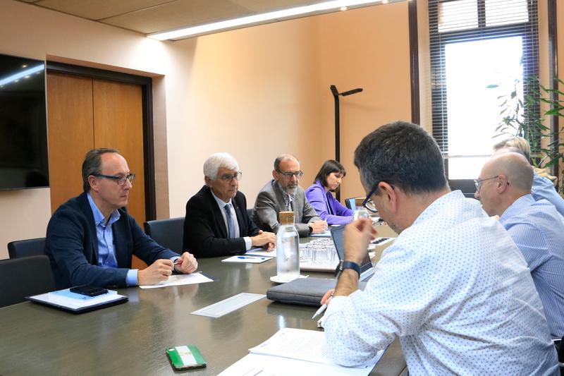Catalan health minister, Manel Balcells, meets with healthcare technician unions