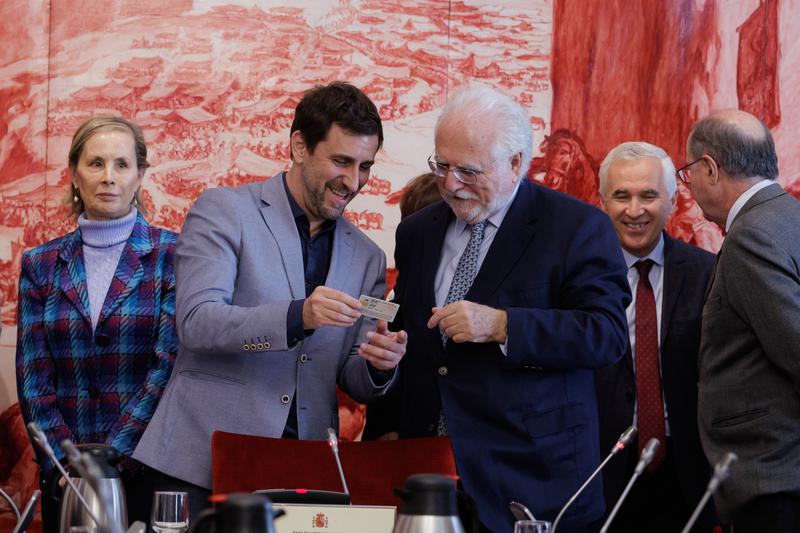 Junts MEP-elect Toni Comín shows his identity card during the ceremony to swear or pledge allegiance to the Spanish Constitution