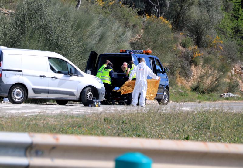 Police supervise as the body of the woman found dead in Móra la Nova is removed