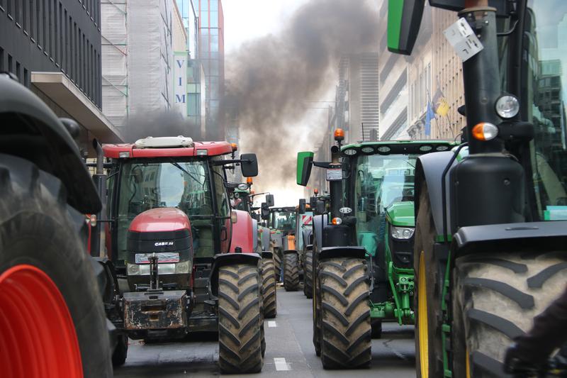 Hundreds of tractors block Brussels city centre in protest against Mercosur agreement