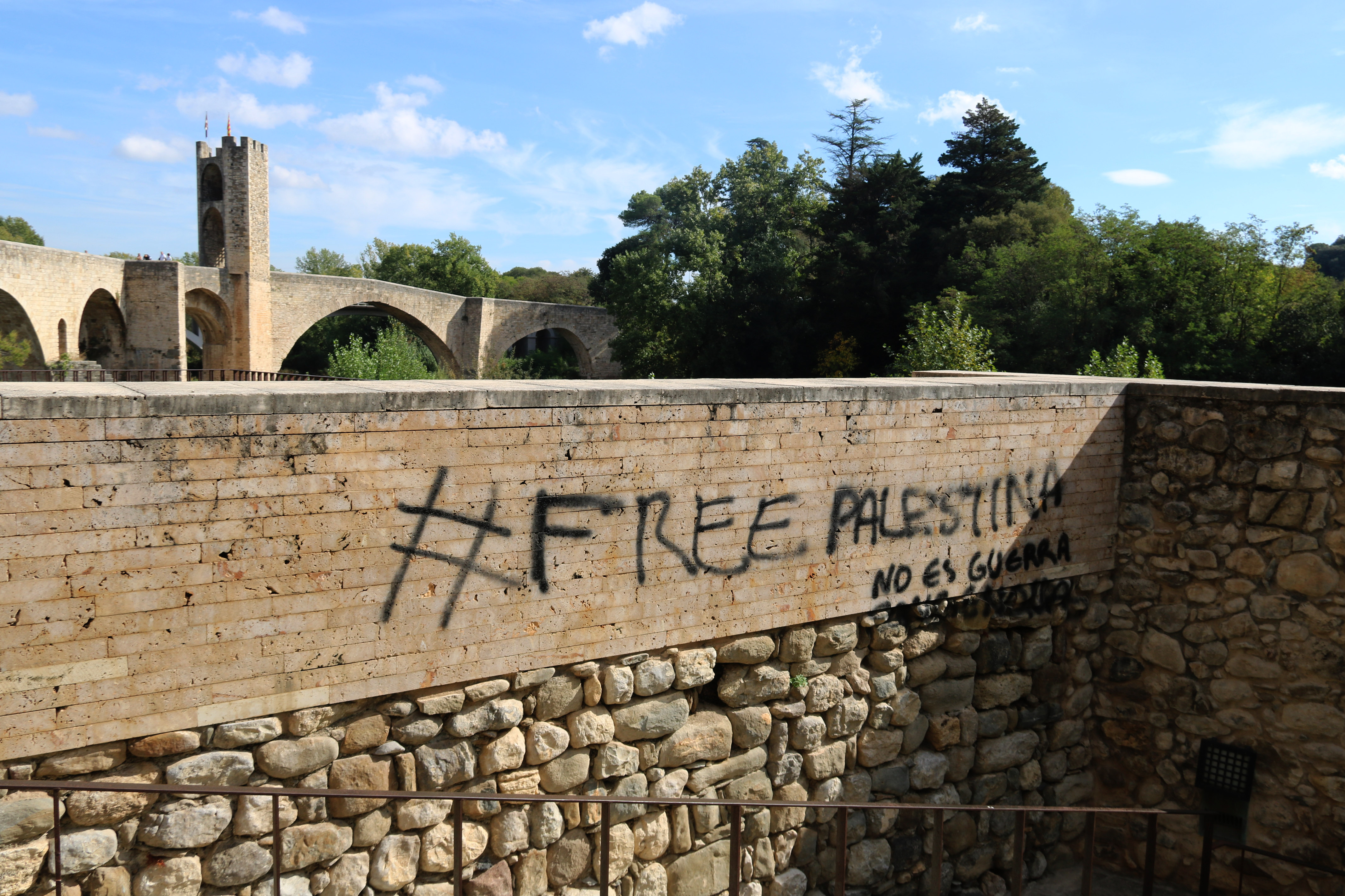 Una de les pintades amb la porta d'entrada al casc antic de Besalú al fons