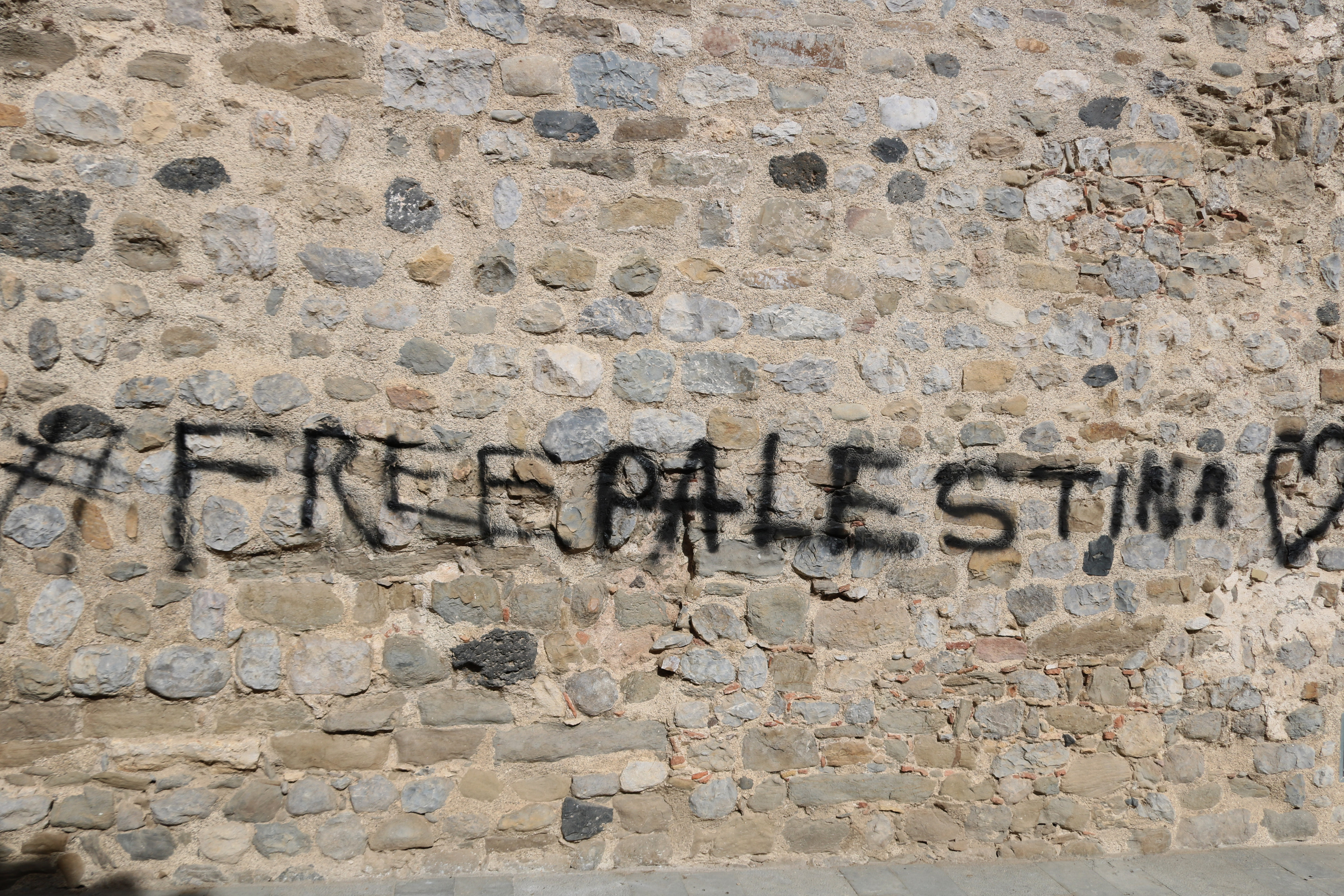 Una de les pintades que s'han fet a tocar de l'antiga sinagoga de Besalú