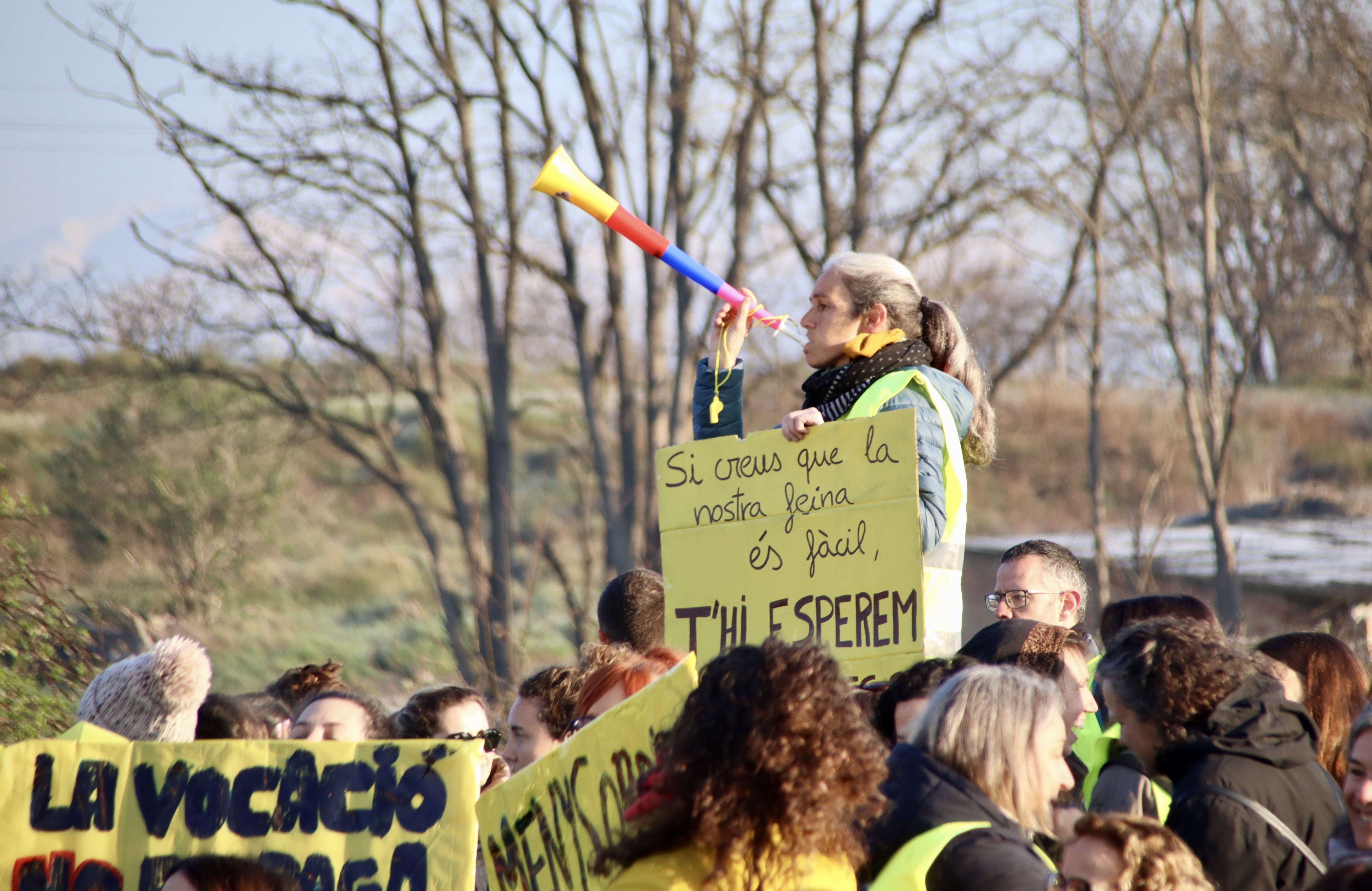 Teachers with banners and whistles at the blockade of the C-17 and C-25