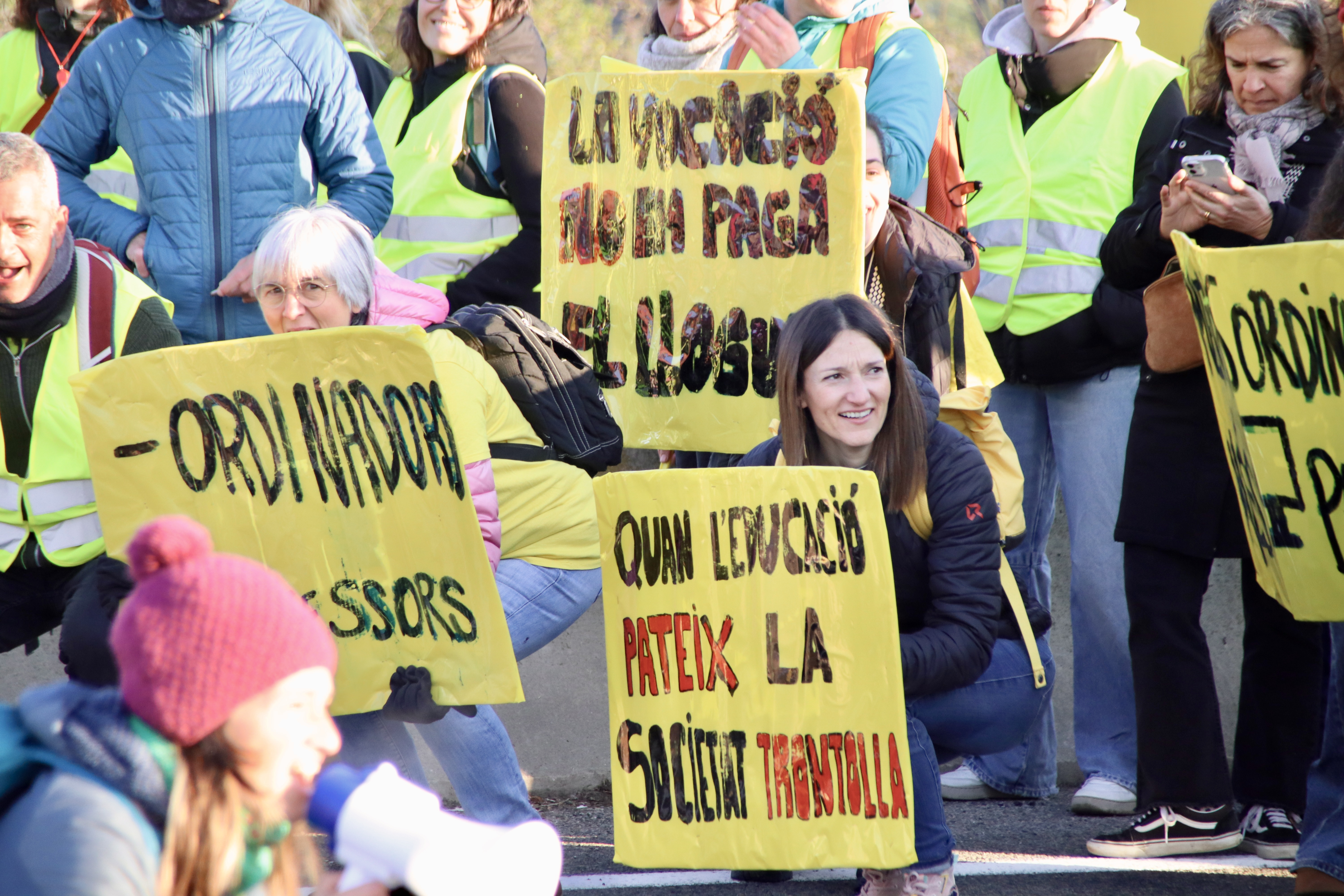 Teachers from Osona at the protest on the C-17 and C-25