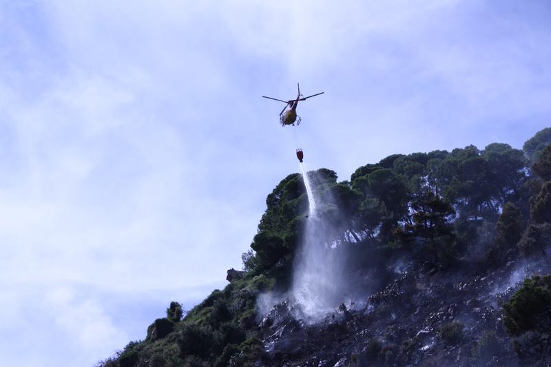 A helicopter works on fire on Montjuïc