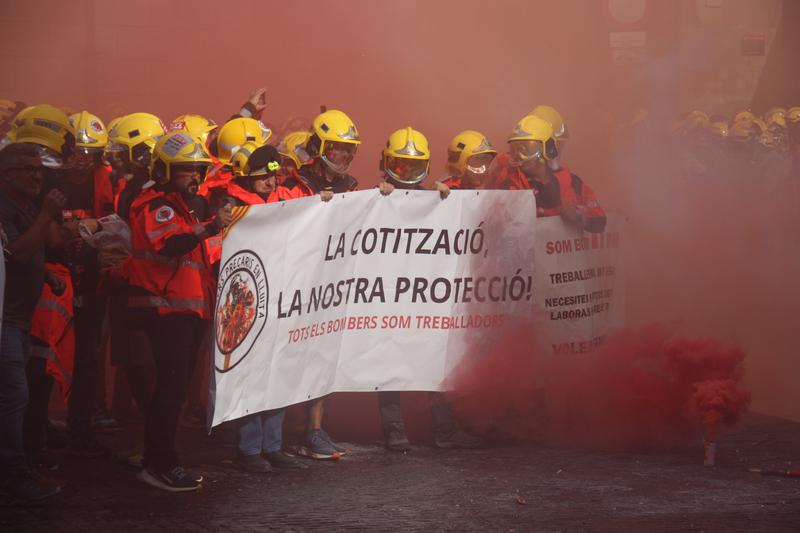 Firefighters protesting in Barcelona.