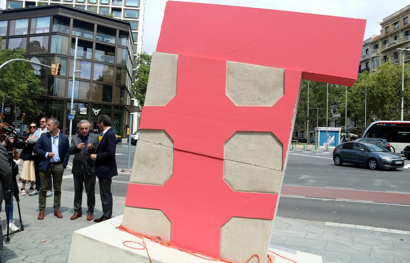 The commemorative statue of Passeig de Gràcia boulevard the day of its unveiling on June 14, 2024