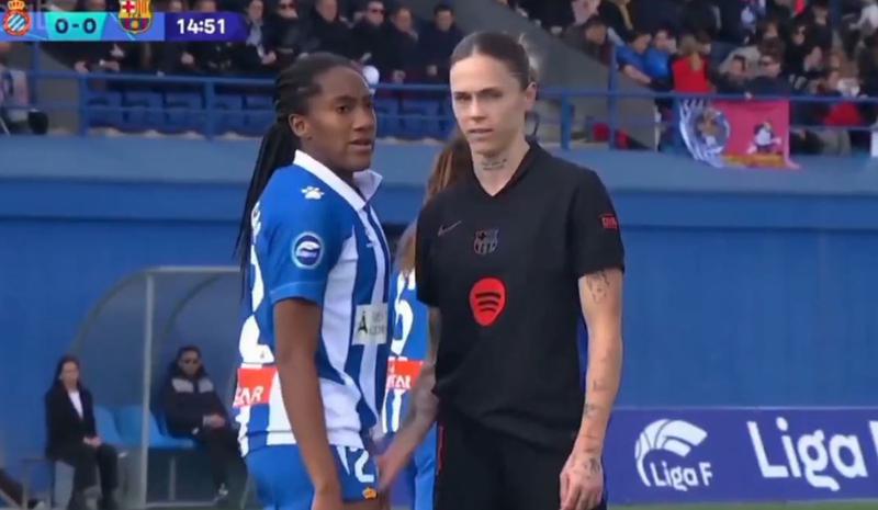 A screenshot from the match broadcast showing Barça player Mapi León touching Espanyol's Daniela Caracas in an inappropriate manner