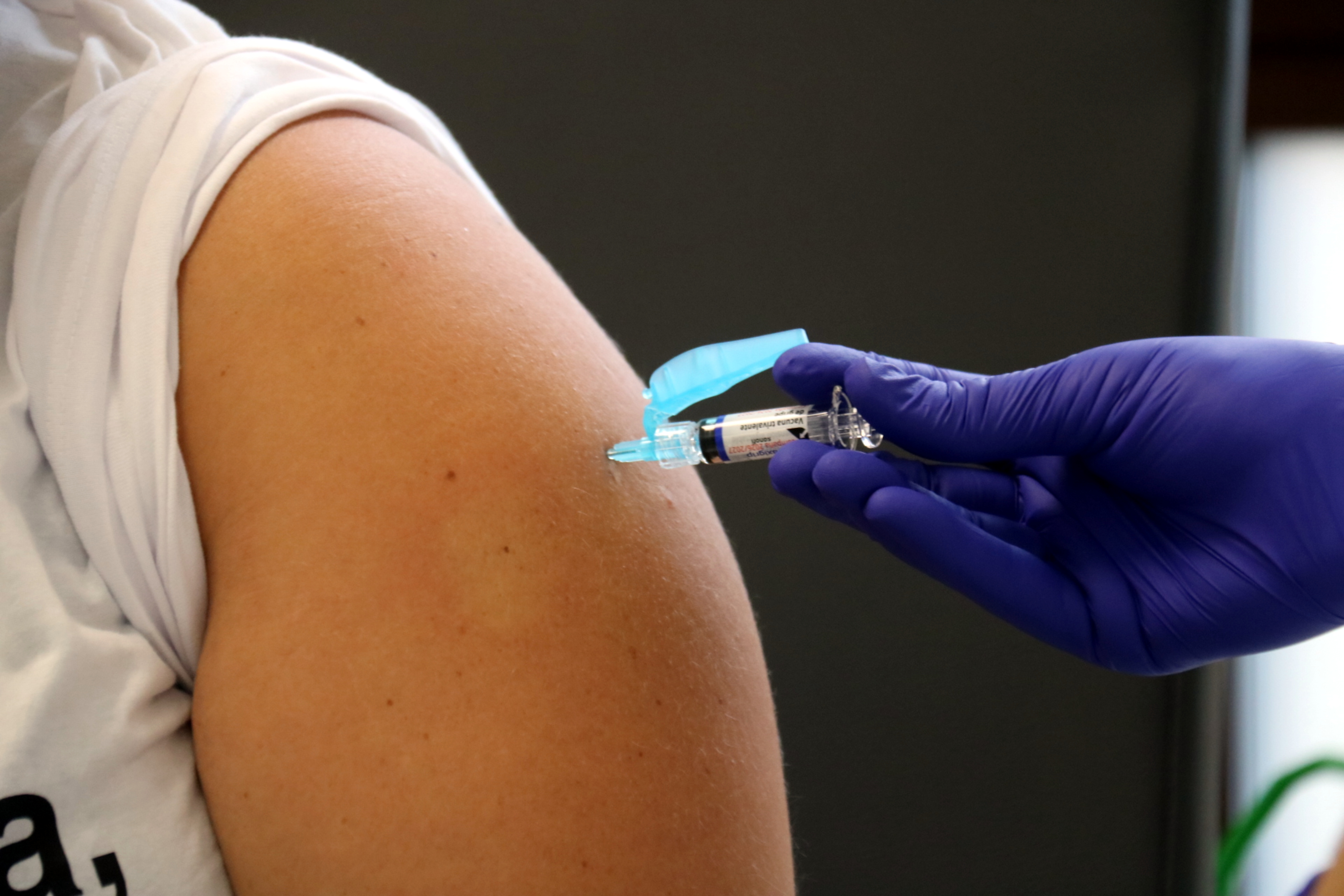 A healthcare professional vaccinates a pregnant woman at the Sant Fruitós de Bages primary care center.