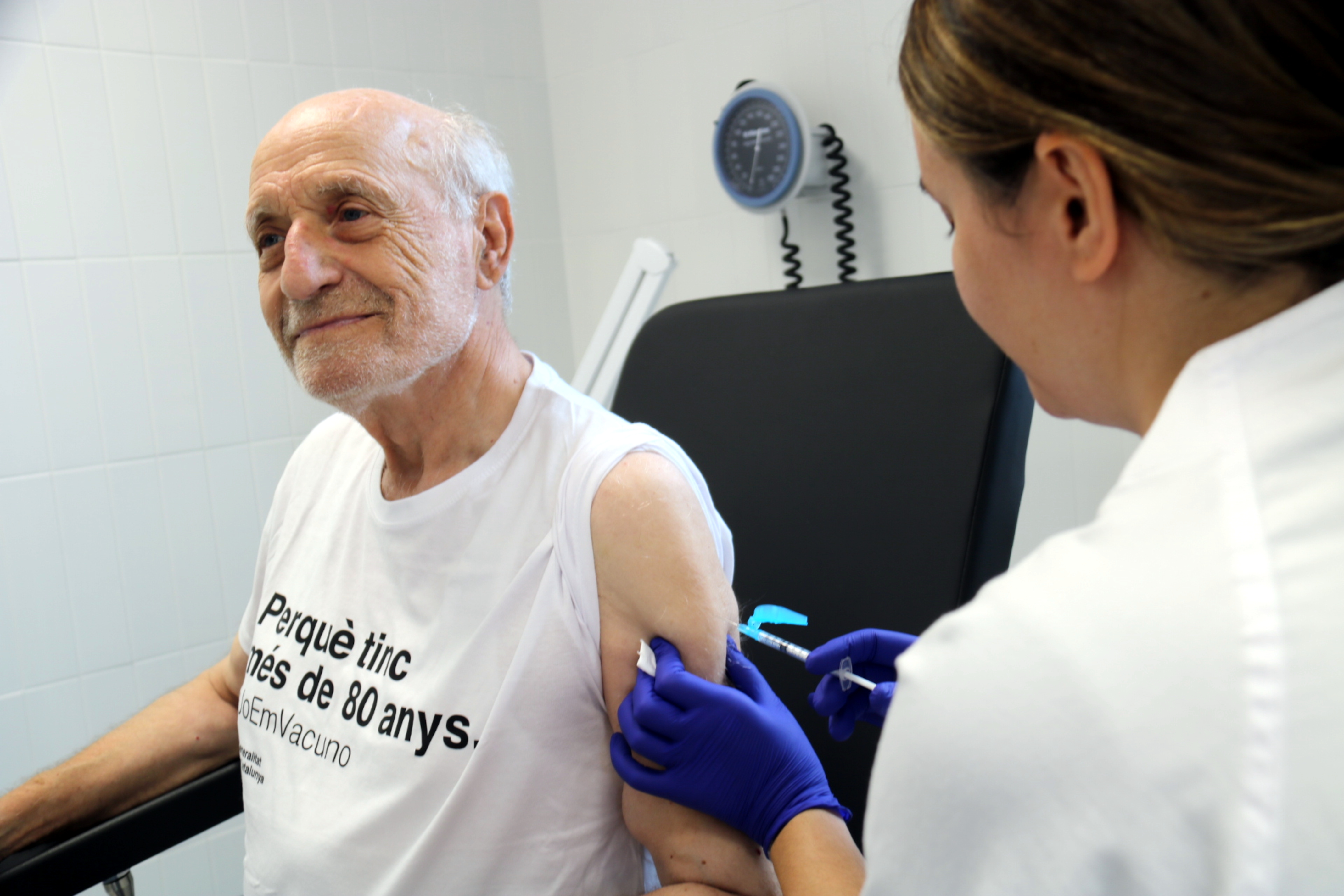 A professional from the CAP of Sant Fruitós de Bages administers the flu and covid vaccine to an elderly man