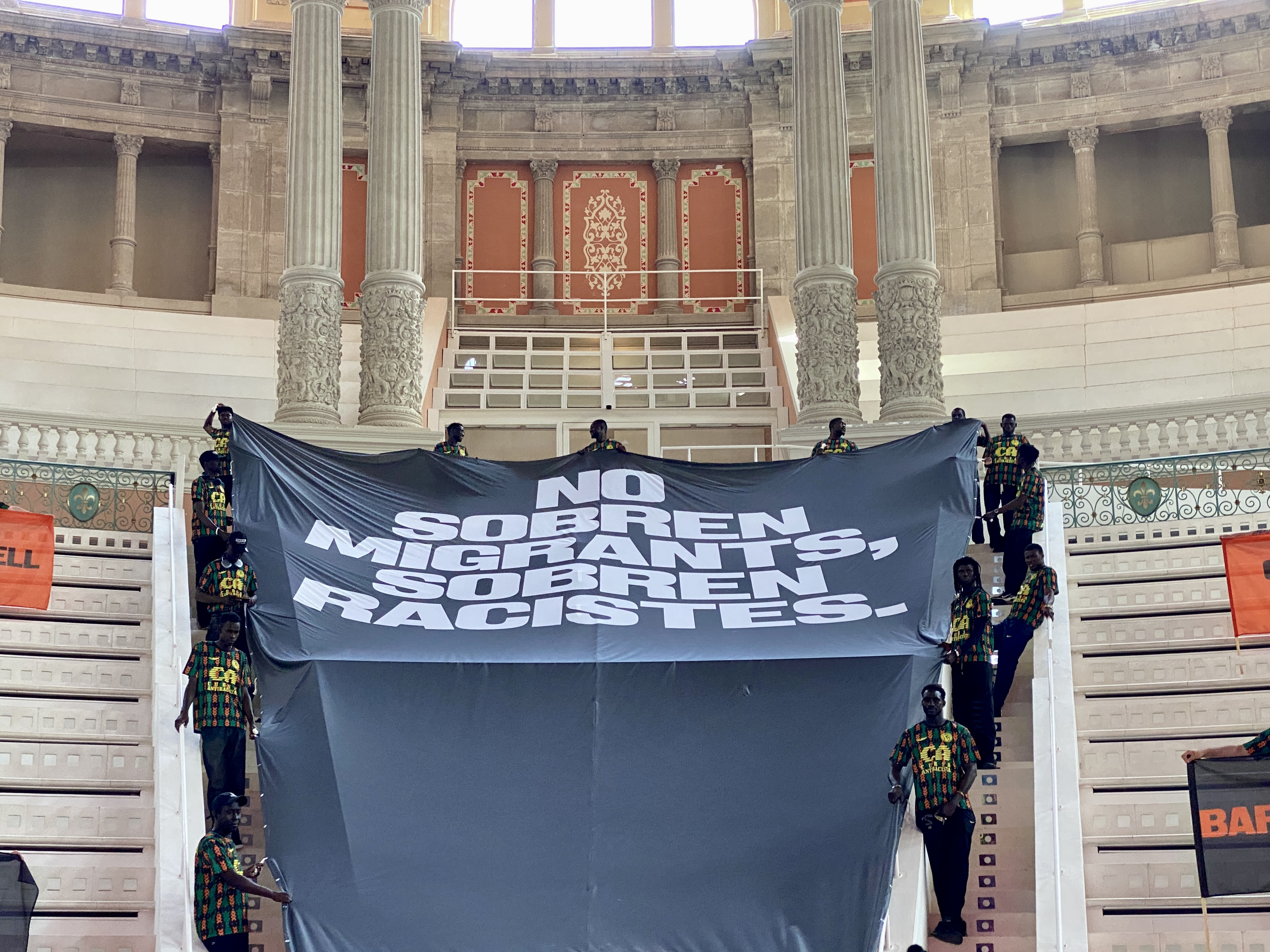 Top Manta's final performance - "There aren't too many migrants, only too many racists."