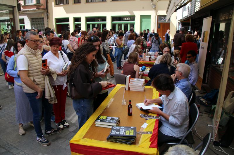 Girona escalfa motors per Sant Jordi amb una trobada d'escriptors i lectors a la Llibreria 22