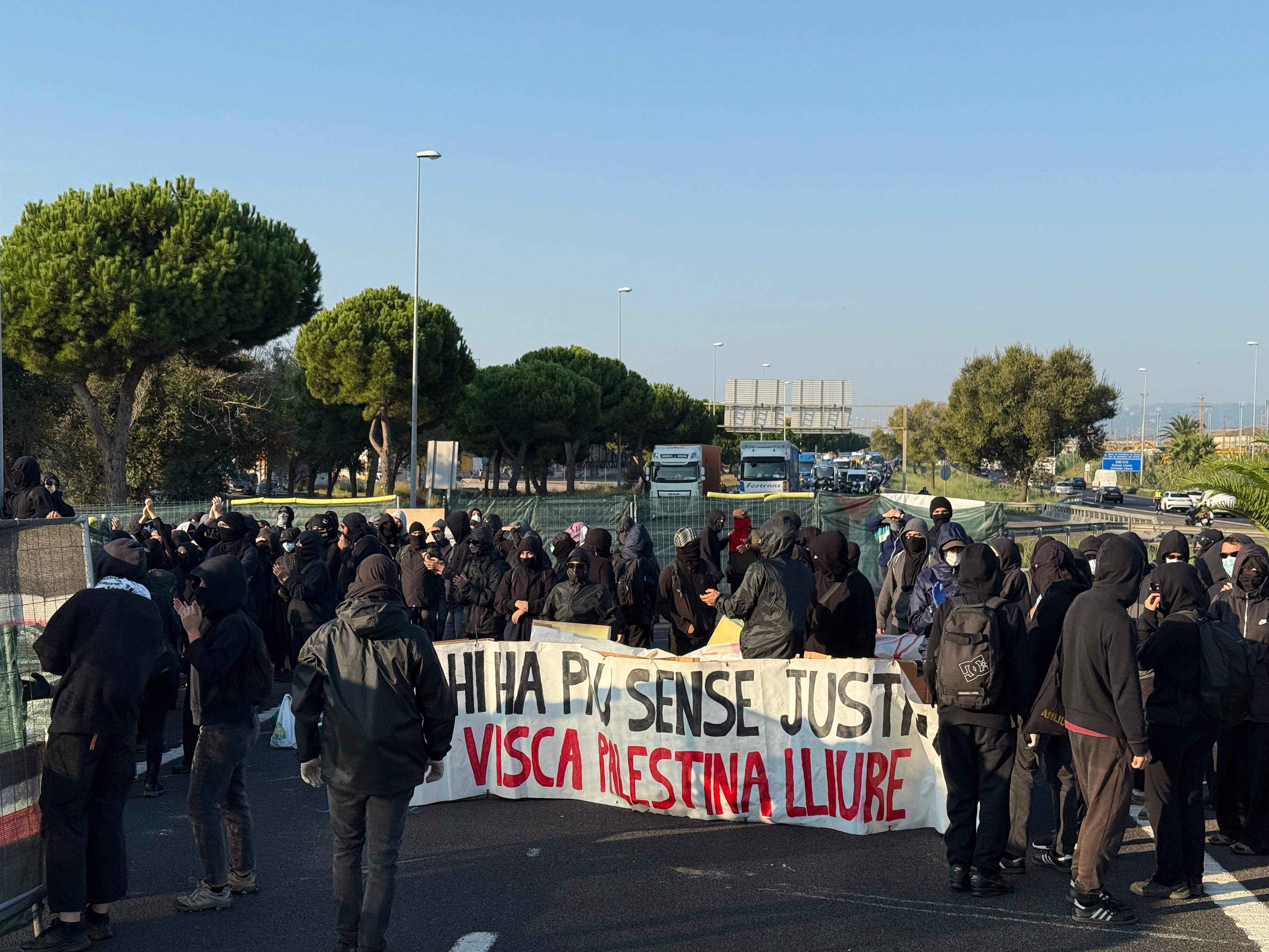 Tall a la Ronda Litoral pels manifestants de la vaga per Palestina