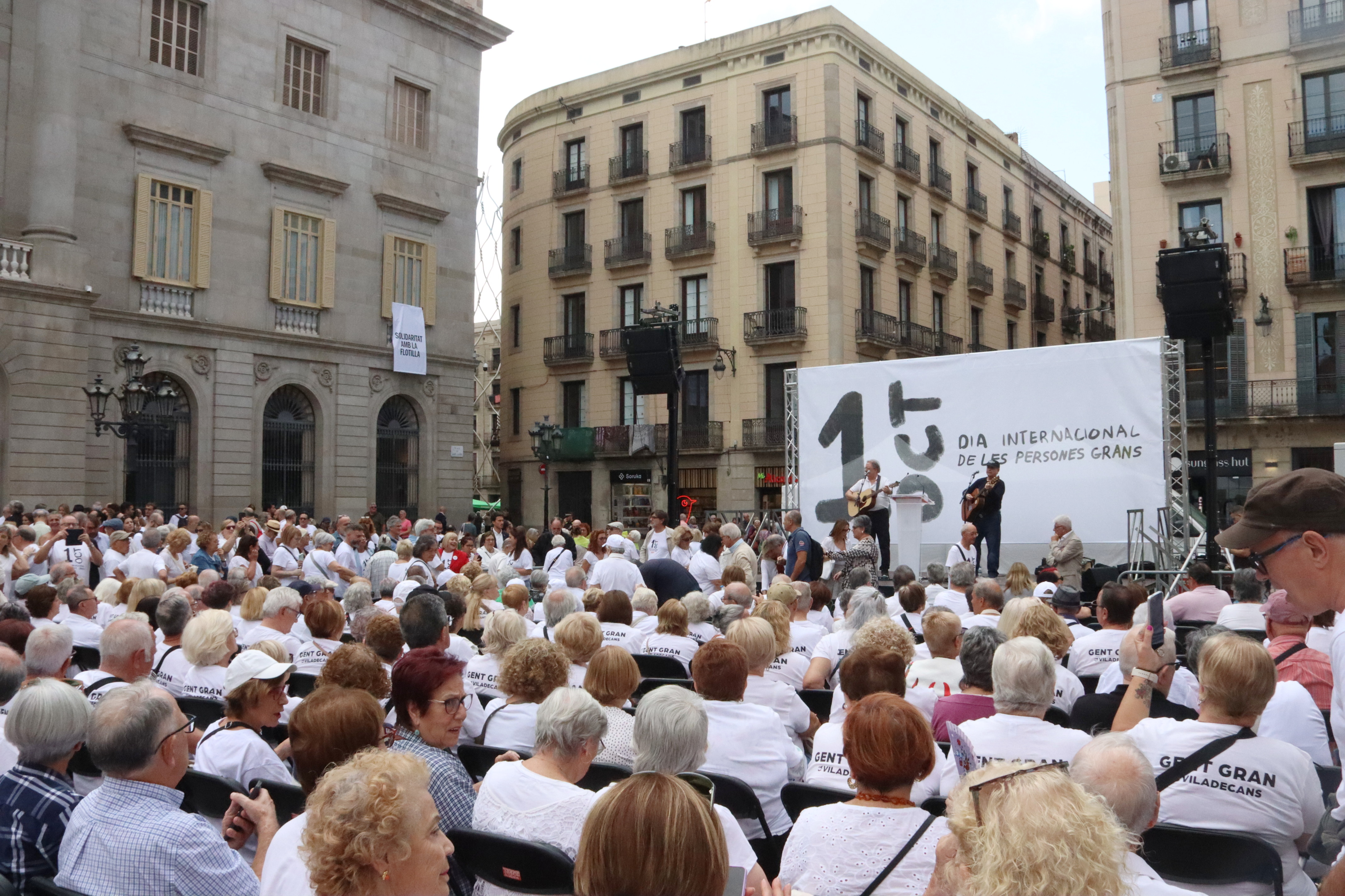 Hundreds gather in Plaça Sant Jaume for International Day of Older Persons
