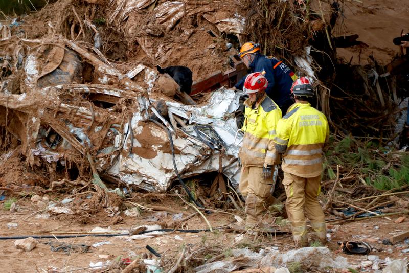 A group searches for missing people in Paiporta