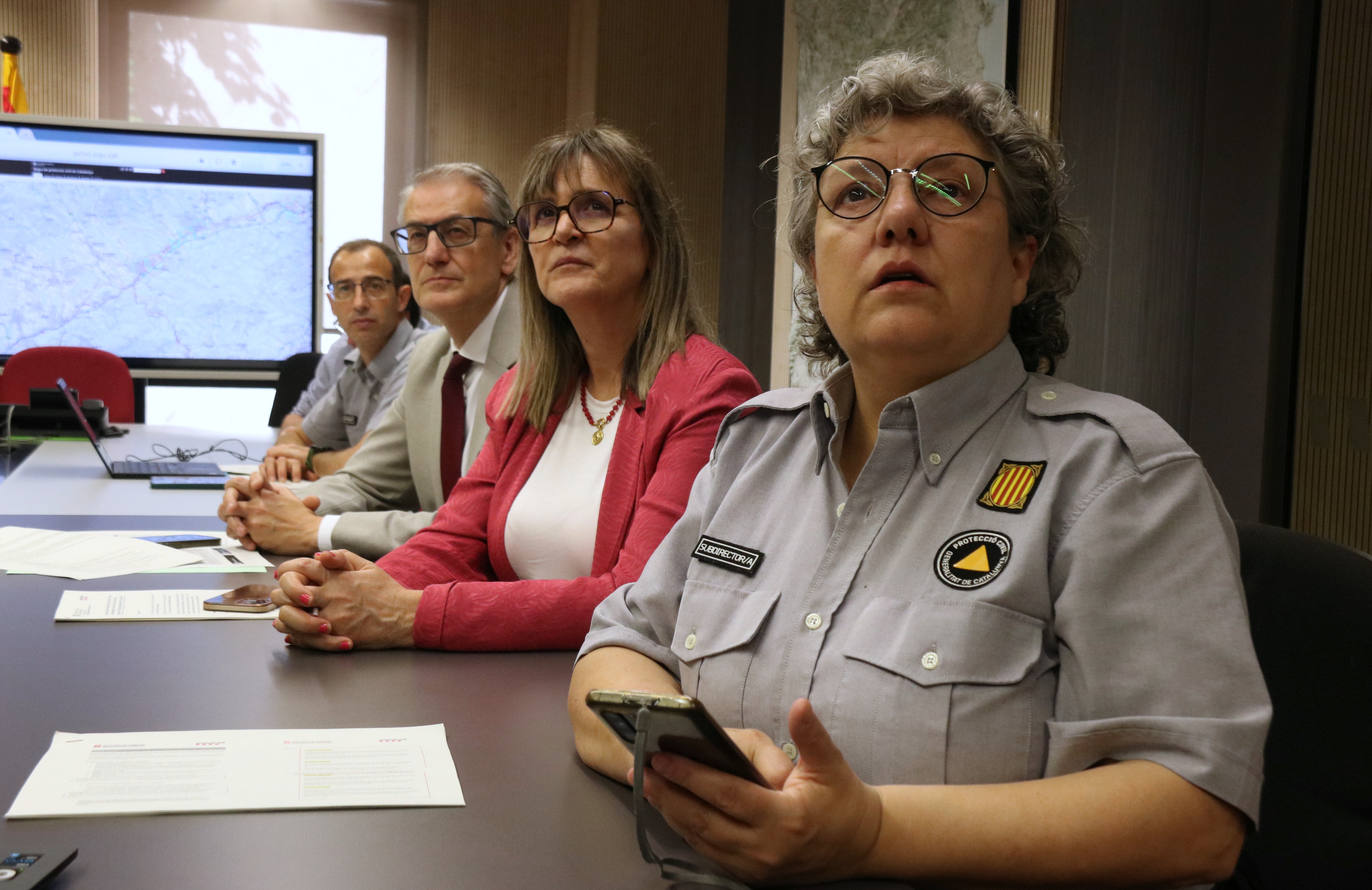 Imma Soler, sotsdirectora de Protecció Civil, Marta Cassany, directora general de Protecció Civil i Tomàs Carrión, secretari general del Departament d'Interior, fent seguiment del simulacre des del Centre de Coordinació Operativa de Catalunya (CECAT).