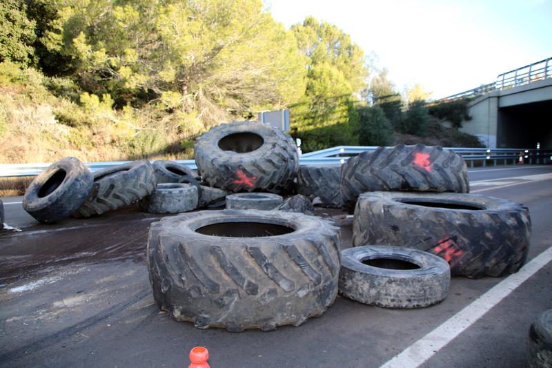 Farmers block the N-II road with tires