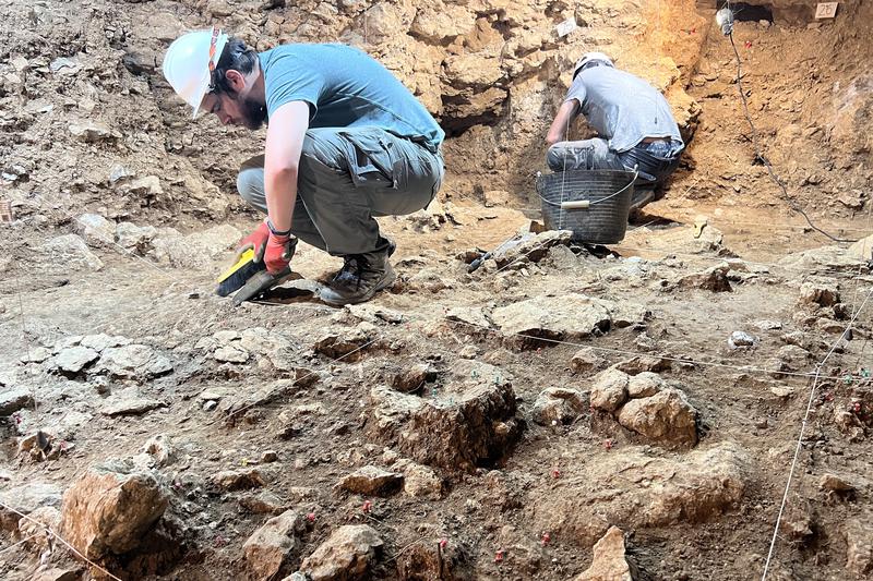 Image of the hearth between 38,000 and 40,000 years old that was discovered this year in the Cova de les Teixoneres