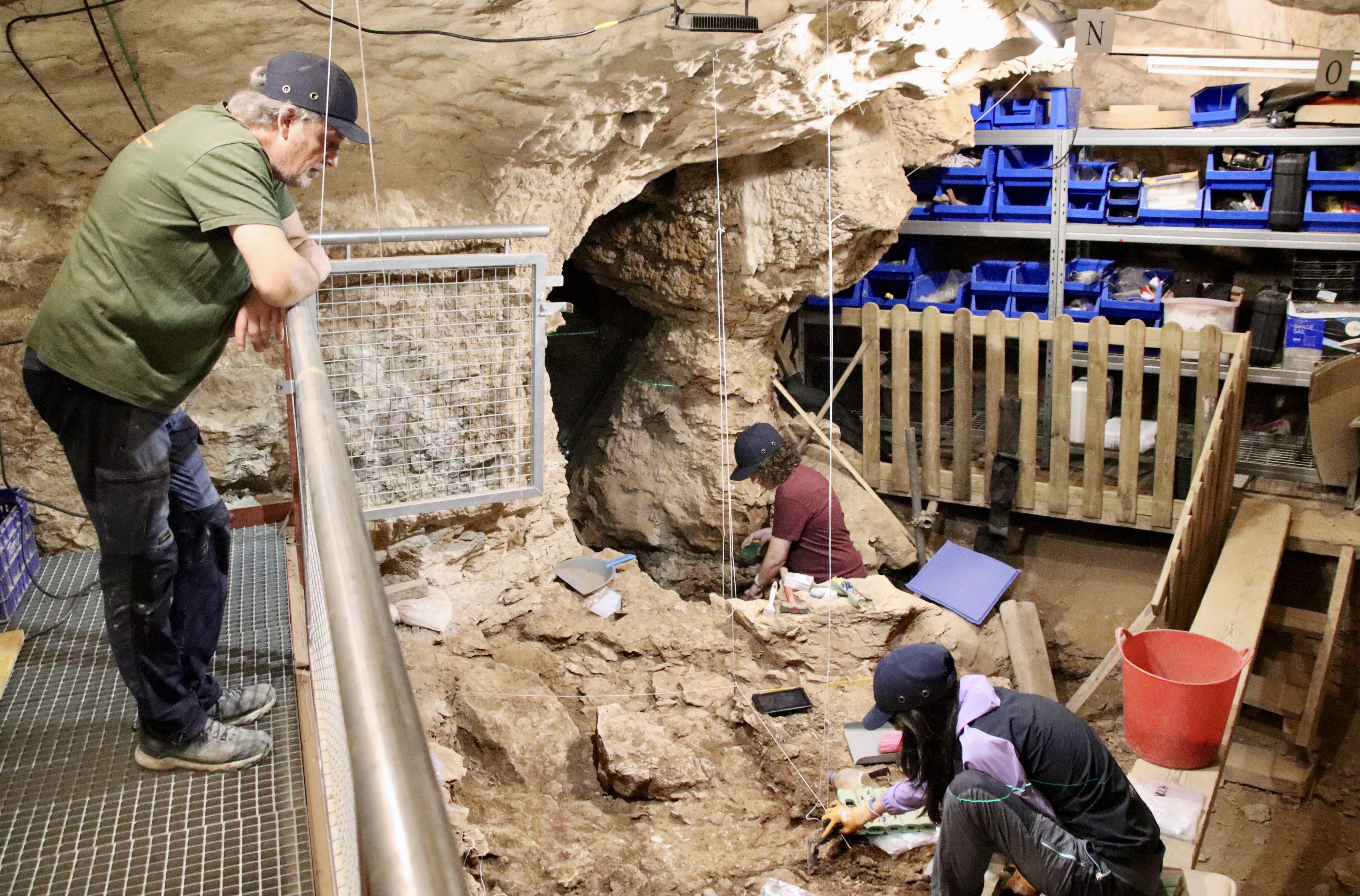 Researcher Jordi Rosell supervises the archaeological work