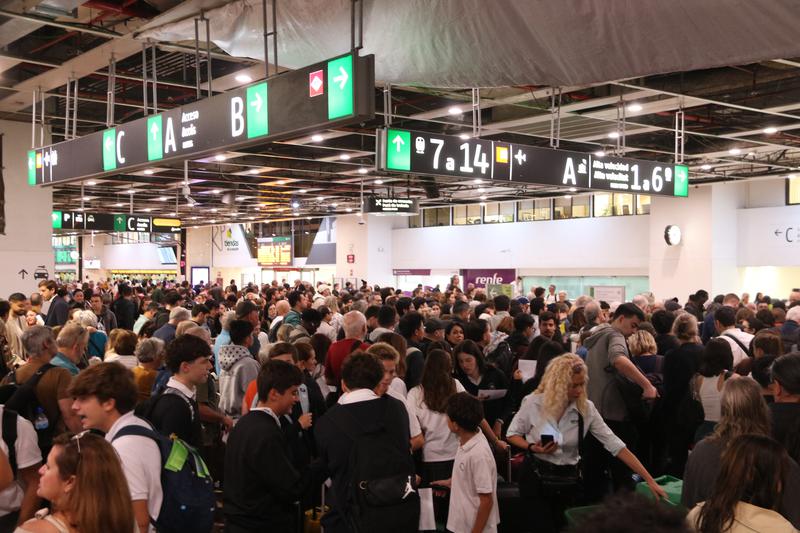 Crowds waiting at Sants station on Tuesday morning