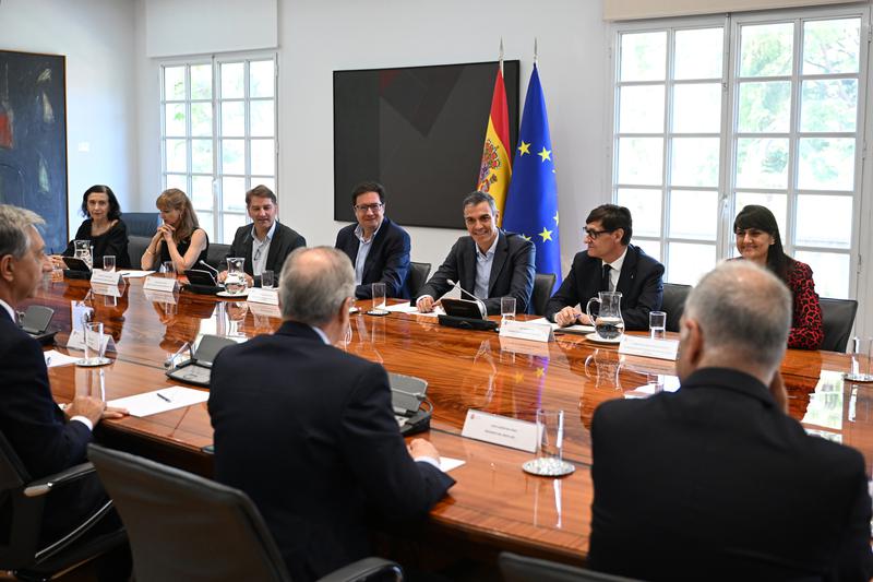 Catalan and Spanish leaders Illa and Sánchez meet with representatives of the companies in the gigafactory consortium