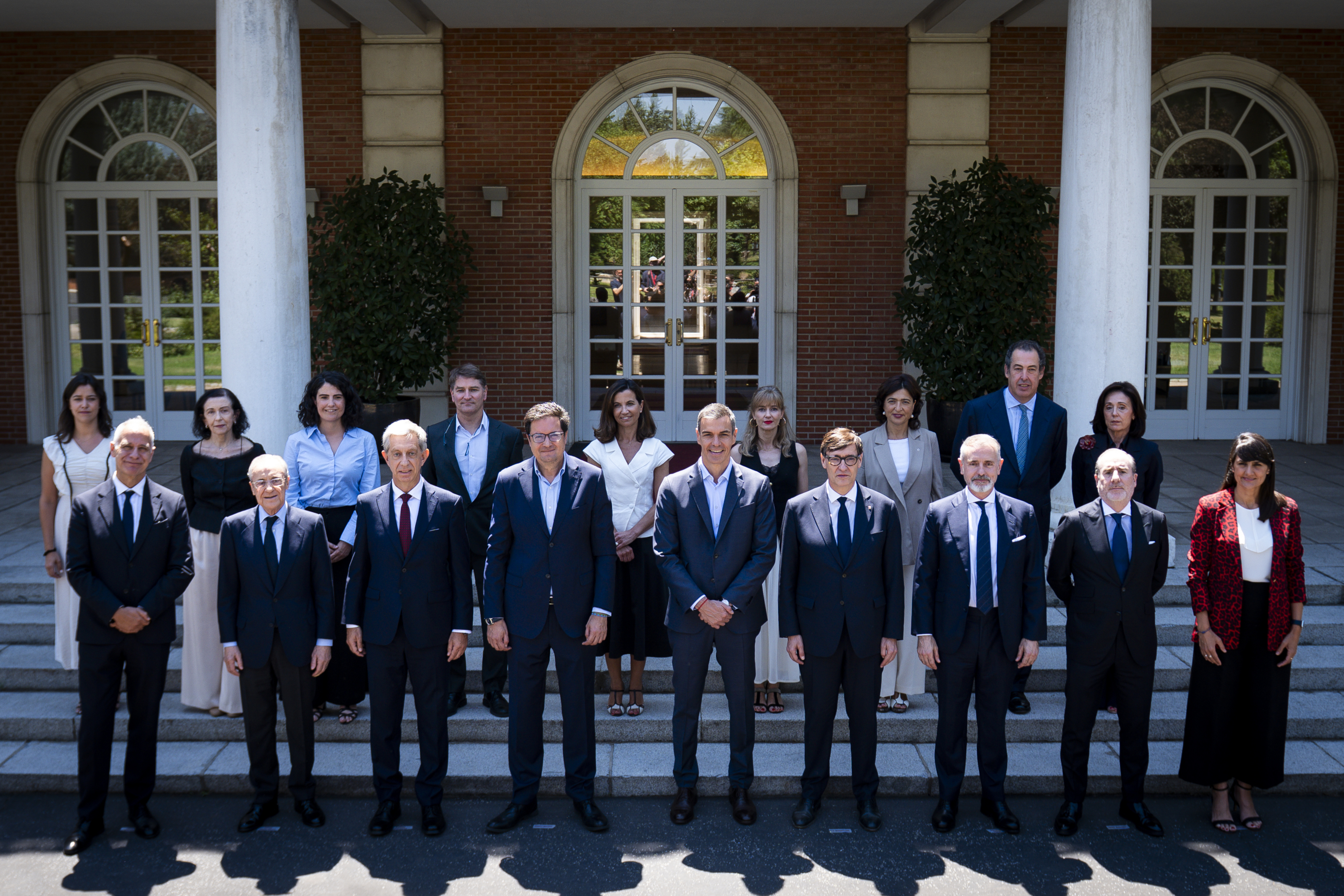 Salvador Illa, Pedro Sánchez, and representatives of the AI gigafactory project