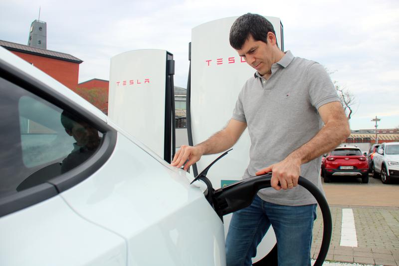 Recórrer 350 quilòmetres per només cinc euros: la millora del preu i l'augment d'autonomia impulsen el vehicle elèctric