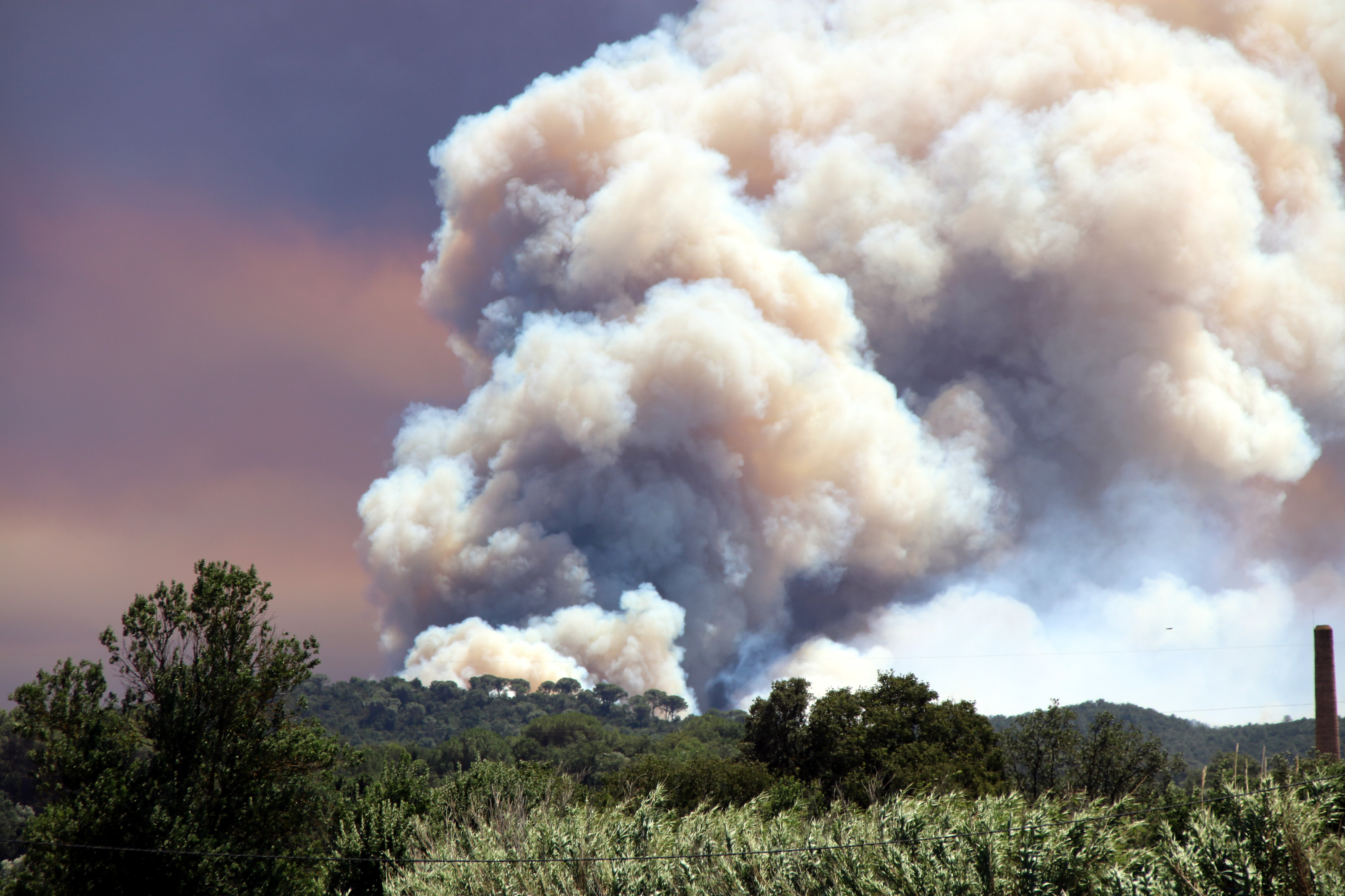 Les Gavarres burning, seen from La Bisbal d’Empordà