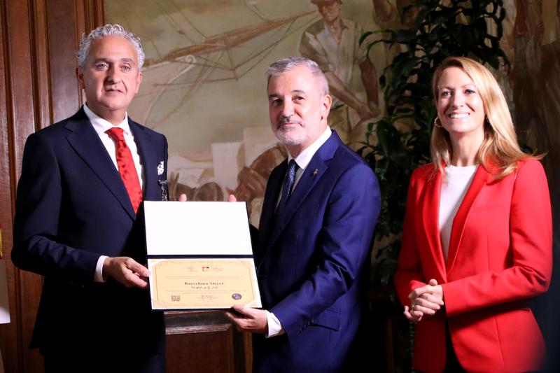 The mayor of Ramallah, Issa Kassis, and Barcelona mayor Jaume Collboni display their collaboration agreement