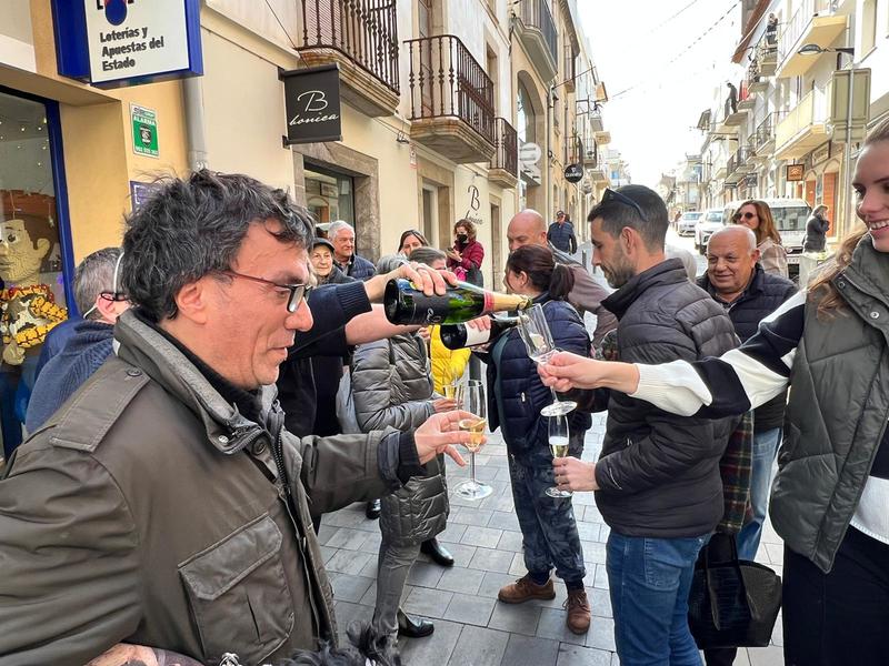 People in L'Escala celebrating their first prize win outside l'Anxova Milionària, where the lottery tickets were sold