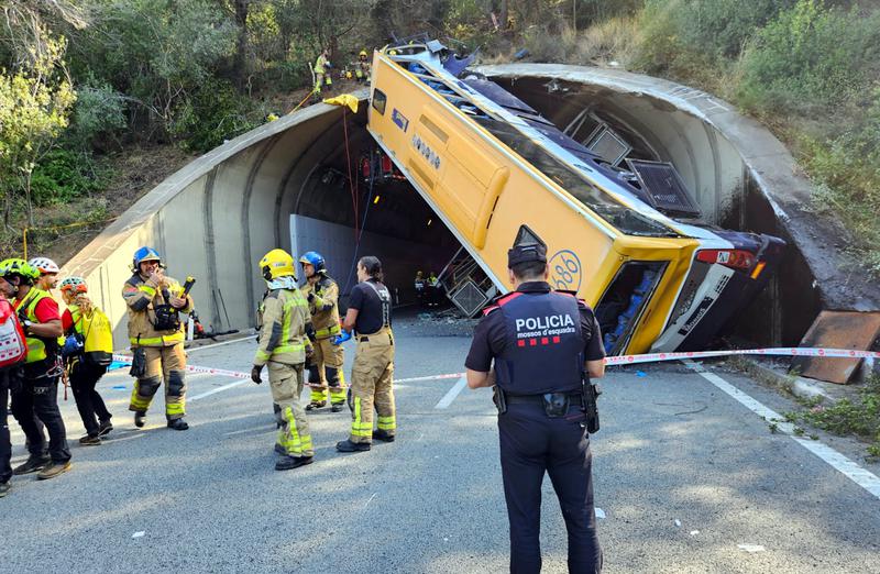 The bus after the accident on the C-32 near Tordera. 