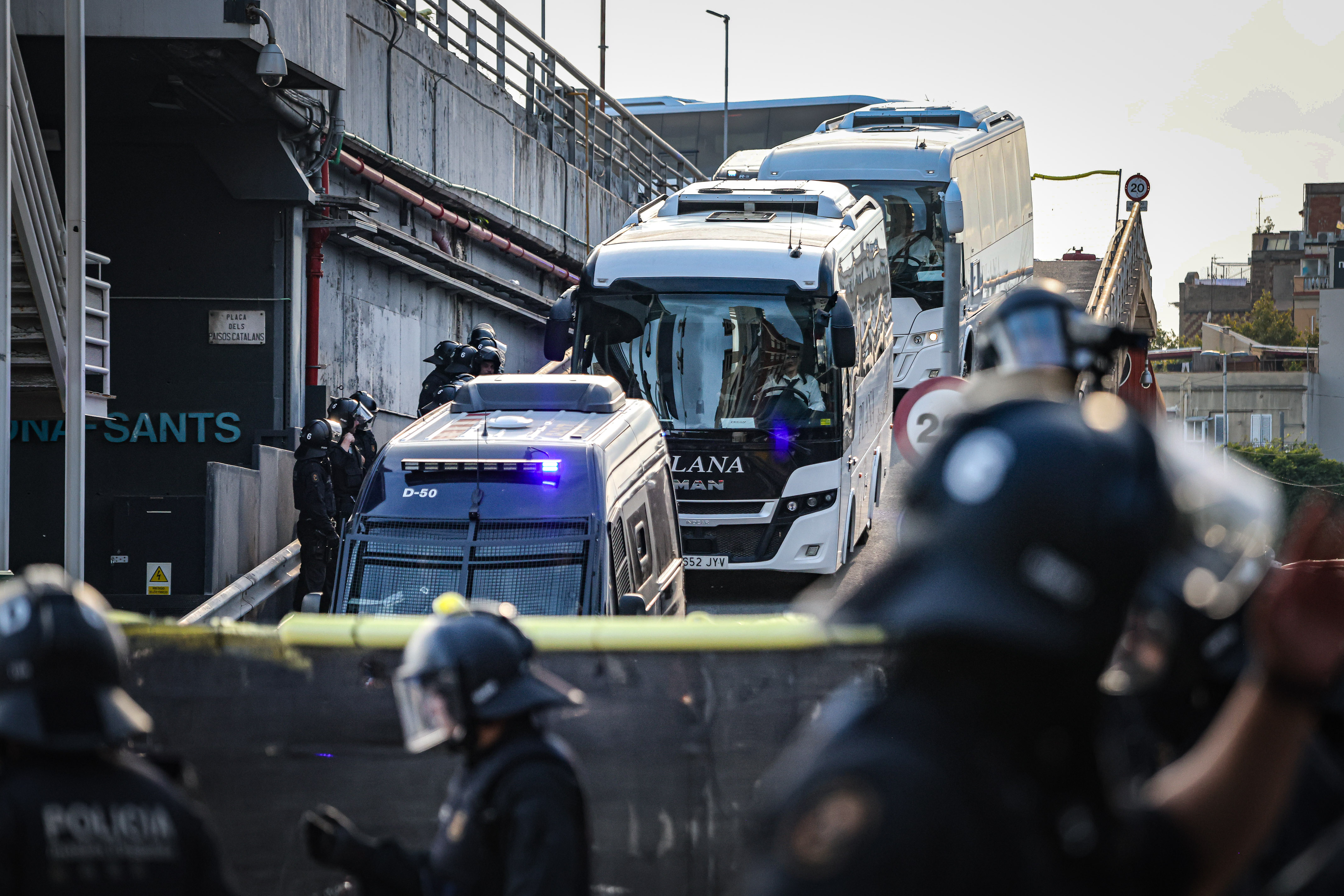 Autobusos sortint de l'hotel de l'estació de Sants