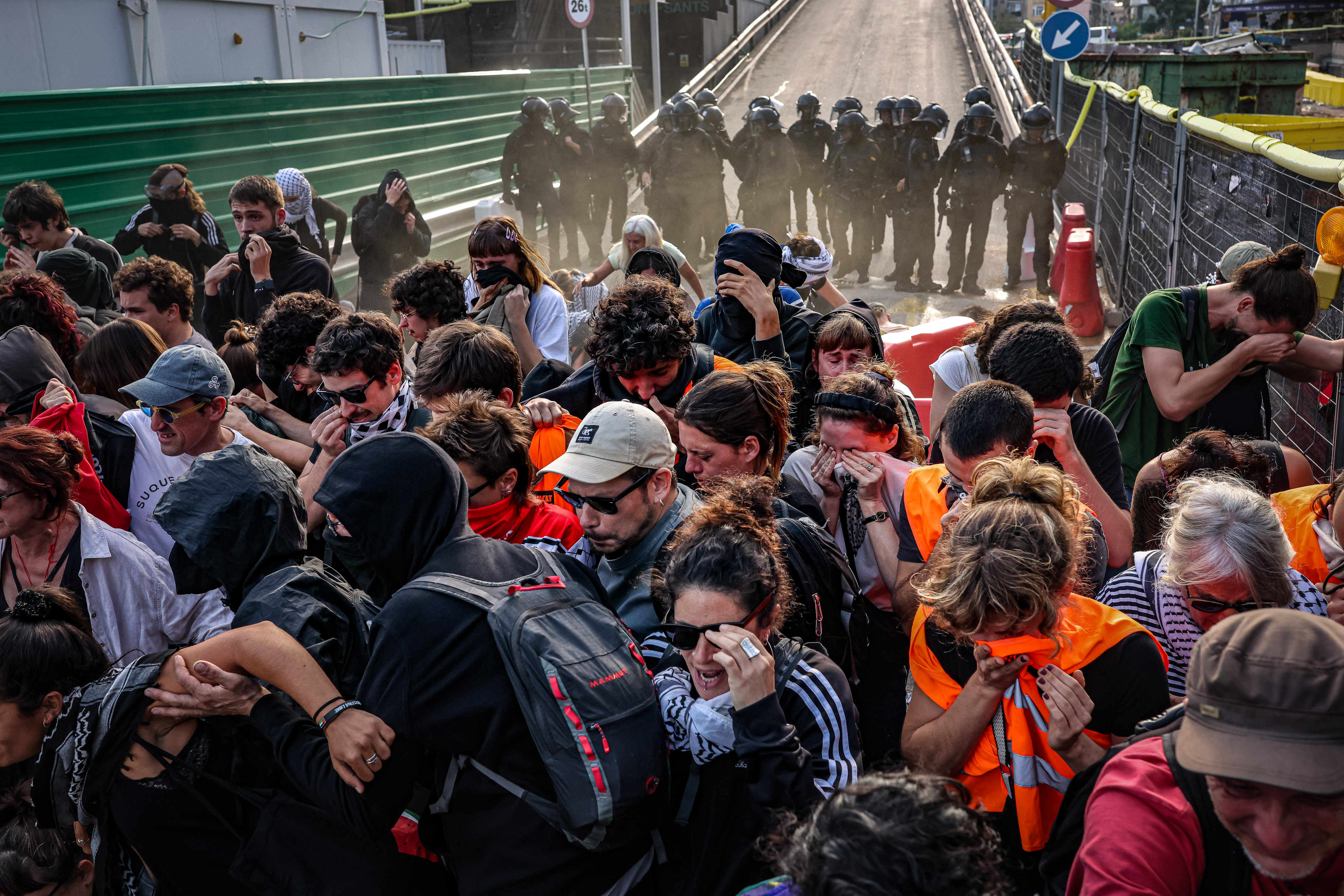 Manifestants amb problemes als ulls i a la gola pel gas pebre