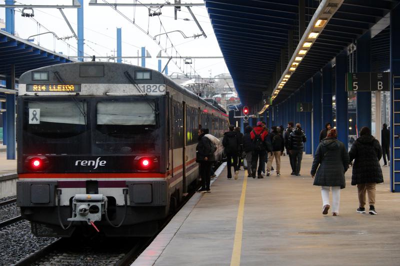 An R14 train at Lleida-Pirineus station, with passengers boarding and getting off the train