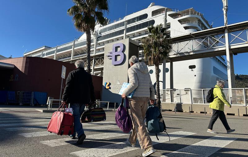 Passengers boarding the MSC Magnifica at the Port of Barcelona