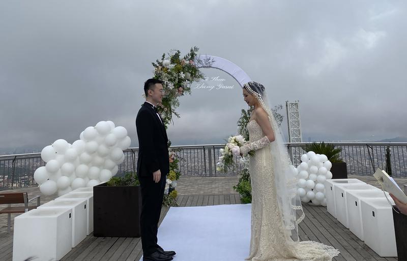 Chinese couple Zheng Yasui and Li Shuo at their Barcelona wedding 