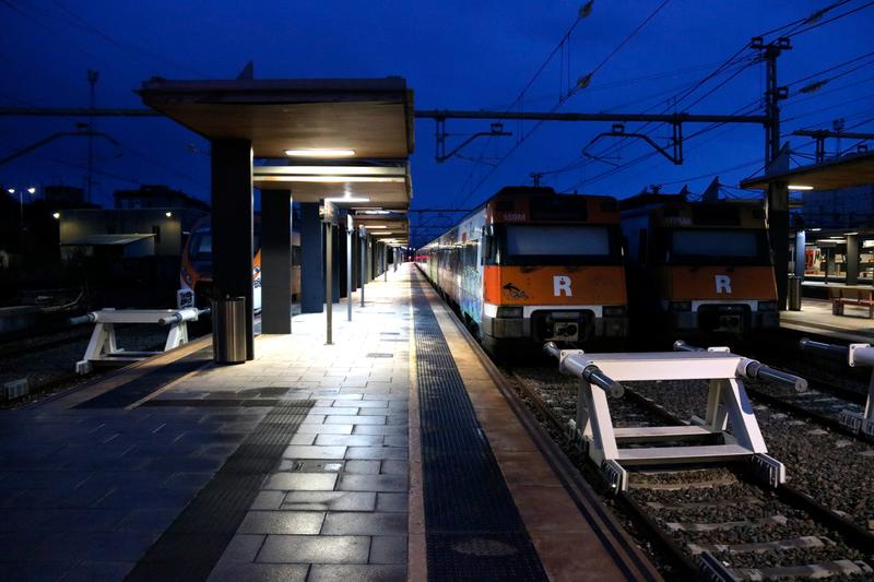 Several Rodalies commuter trains stopped at the Sant Vicenç de Calders station on the early hours of January 22, 2026