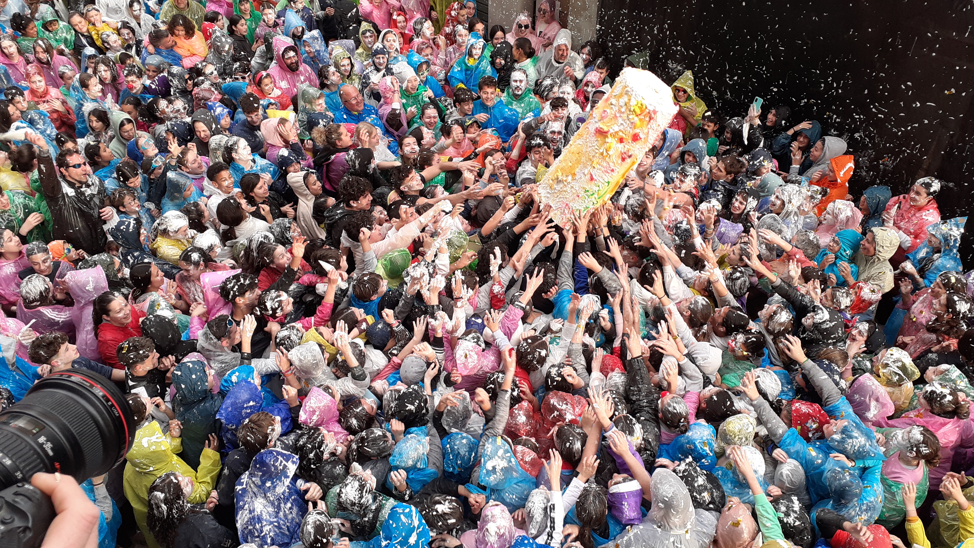 Audience attending the meringue food fight in Vilanova i la Geltrú